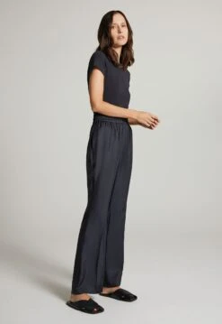 Jac + Jack | Delany Pant - Dark Slice 9 Jac + Jack | Delany Pant - Dark Slice -Fashion Clothing Store DelanyPantDarkSlick LindenTeeSlick 22299 2048x 420c88c9 499a 41ac b969 a68c76958dde