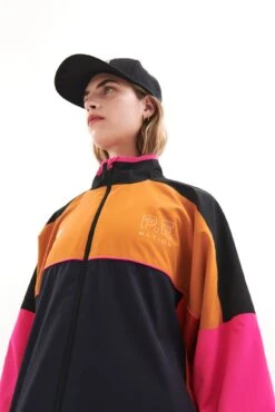 P.E Nation | P.E Nation X Asics Sequence Jacket - Golden Oak -Fashion Clothing Store PENATION DAY02 Q4ECOM2022 01 BERNIE S09 047