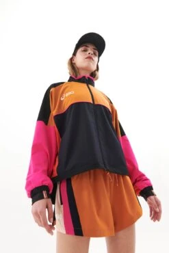 P.E Nation | P.E Nation X Asics Sequence Jacket - Golden Oak -Fashion Clothing Store PENATION DAY02 Q4ECOM2022 01 BERNIE S09 052